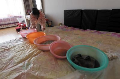 来凤楼上漏水，住户失联，小区没物管，业主维权难！律师来支招……